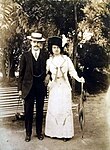 A couple at the zoo in 1911