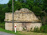 Bruchsteinmauerwerk mit Gesims eines eingestürzten Taubenturmes