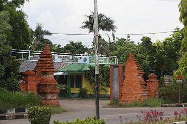 Portão de um terminal de ônibus em Cirebon em forma de candi bentar de estilo Cirebon