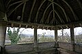 Église, le porche avec ses bancs.