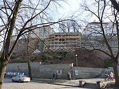 Nunne tänav et sur le mur de soutènement de Toompea, le bas-relief de René Reinumäe.