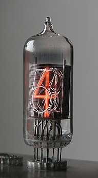 Un tube Nixie, composant électronique qui était utilisé pour l'affichage de chiffres et d'autres informations. Modèle à onze cathodes (une par chiffre et une pour le point décimal). (définition réelle 1 100 × 2 000)