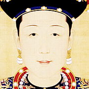 Detail of Empress Xiaogongren's official portrait showing three earrings on each ear (一耳三鉗)