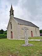 La chapelle Saint-Côme et sa croix en granite.