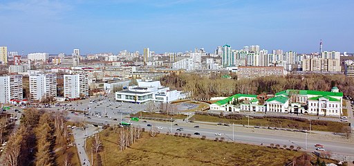 Vue du palais Kharitonov (dr.) et du théâtre du jeune spectateur (g.).