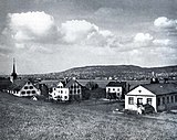 Alte Kirche Wollishofen, erbaut 1702, aus Südwesten. Rechts die einstige Turnhalle des Schulhaus A. Vor der Kirche das alte Schulhaus Kilchbergstrasse, 1912