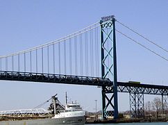 El río Detroit bajo el puente.