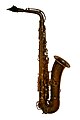 Um saxofone tenor em C, semelhante ao que era tocado por Pixinguinha.