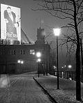 L'affiche de l'exposition vue d'une rue de Munich en 1937.