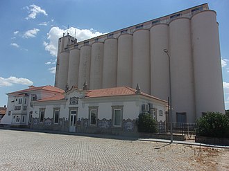 Antiga estação de Fronteira em 2020, vendo-se ao fundo os silos da EPAC.