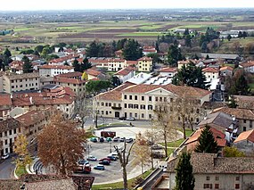 Centro da praça em Fagagna