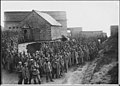 Rassemblement de prisonniers allemands devant l'entrée du fort de Penthièvre (29 octobre 1915).