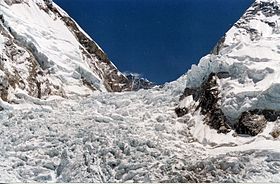 La cascade de glace du Khumbu en 2005. L'avalanche a été provoquée par un sérac tombé du flanc ouest du mont Everest (centre gauche) au-dessus de la cascade de glace.