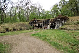 Accès extérieur à l'entrée des munitions (EM).