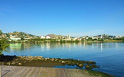 O bairro visto da Baía da Guanabara.