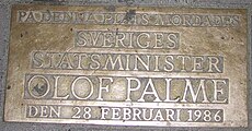 Olof Palmes minnesplatta vid korsningen Sveavägen-Olof Palmes gata i Stockholm.