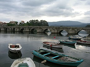 A ponte sobre o rio Verdugo que dá nome à aldeia