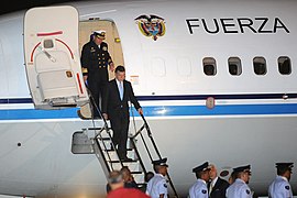 El presidente Juan Manuel Santos desciende del avión presidencial en una visita de estado a Brasil.