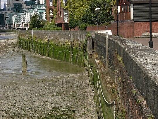 Nine Elms: wall near Vauxhall Bridge