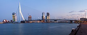 Photographie en couleurs d'un pont de la rivière qu'il enjambe.