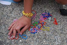 Bambino che gioca con i Silly Bandz.