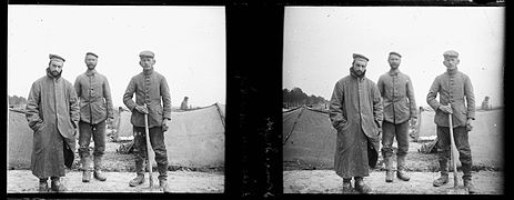 Portrait en pied de trois prisonniers allemands dans un camp de prisonniers, 1916. Archives municipales de Toulouse.