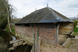 Le lavoir et son ruisseau dit « du Cassis ».