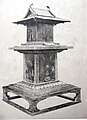 玉虫厨子　国宝　7世紀　法隆寺蔵　仏教建築と金工、漆工の技術の集合体であり、宮殿（くうでん）部（上部）と須弥座（中段）は四面が絵画で構成されている[143]。