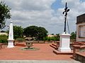 Square du monument aux morts et croix.