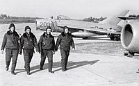 Pilotos vietnamitas da força aérea do seu país com seus caças MiG-17.