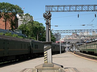 Кілометровий залізничний стовп з відміткою 9288 на залізничному вокзалі Владивостока