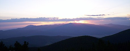 El atardecer sobre el monte Wheeler en las montañasSangre de Cristo