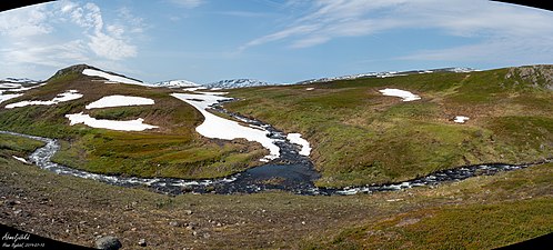 Ábmeljåhkå strax efter utloppet från Ábmeljávrre. Den anslutande jokken mitt i bilden kommer från östra sidan av Slahpejávrre.