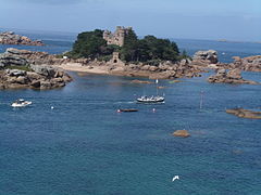 Anse Saint-Guirec (devant le château de Costaérès)