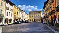 Il palazzo visto dall'altro lato di Piazza della Cisterna.