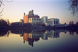 La centrale électrique de Gennevilliers vue depuis les quais d'Argenteuil en 1991.