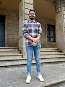 Daniel Castro García diante da casa do concello de Ribadeo.