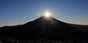 竜ヶ岳（山梨県）から望む日の出時のダイヤモンド富士（2015年12月5日撮影）