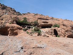 Grottes où vivait Frère Antoine, un ancien novice cistercien ayant échoué, en conflit avec sa hiérarchie et ayant trouvé refuge au rocher de Roquebrune.