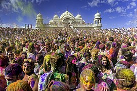 Célébration de Holi au temple ISKCON Sri Sri Radha Krishna de Spanish Fork, dans l'Utah aux États-Unis. Un évènement touristifié qui draine des visiteurs de tout le pays.