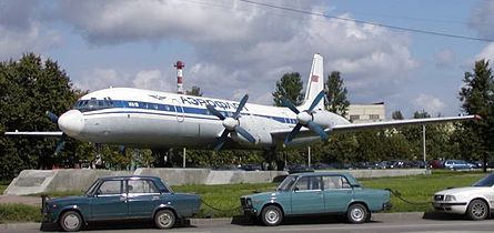 Un Il-18 en exposition statique à l'aéroport de Moscou-Cheremetievo. Il a été installé en 1979 pour célébrer les vingt ans de la mise en service de cet appareil[2].