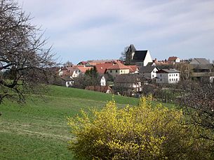 Blick auf Lichtenegg – in der Bildmitte die Wehrkirche