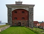 I västra tornväggen syns fortfarande inskjutna kanonkulor från anfallet 1719.