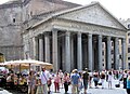 2000 yaşında Pantheon, Roma, İtalya. Tympanum genellikle üçgensel dekoratifler içermektedir.