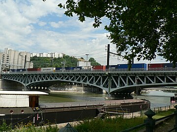 Vue vers l'amont, avec sous l'arche en arrière-plan le quai des Étroits en rive droite