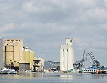 Usine Cargill de production d'huile de tournesol (quai Eugène Pereire) et silo céréalier (quai des Grands Puits)