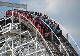 The Racer à Kings Island sont des montagnes russes en bois de type racer