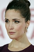 Rose Byrne interprète L'Agent Moira MacTaggert