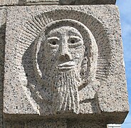 Le visage de saint Hélier est sculpté sur la Croix de la Reine à Saint-Hélier, Jersey