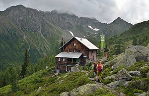 Blick nach Westen, im Hintergrund Grakofel (2551 m ü. A.), Kleines Kreuzeck (2505 m) und Geierspitz (2403 m).